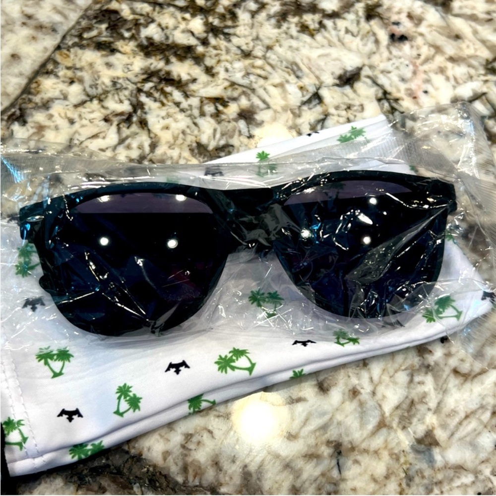 DRAFT KINGS sunglasses with a soft eyeglasses case
